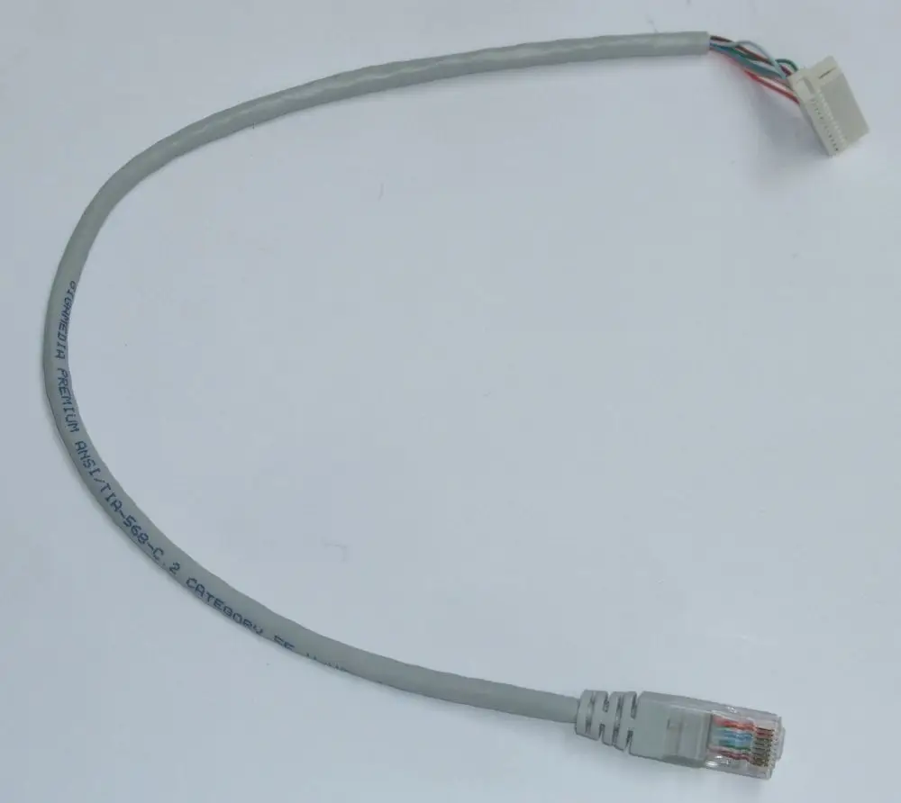 Graues Kabel mit einem RJ45-Stecker an einem Ende und einem anderen Anschluss am anderen Ende, entwickelt für die Verbindung in Daikin Altherma Systemen.